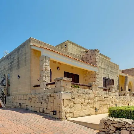 Superlative 4 Bedroom With Private Pool *