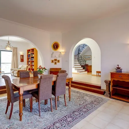 Superlative 4 Bedroom With Private Pool *