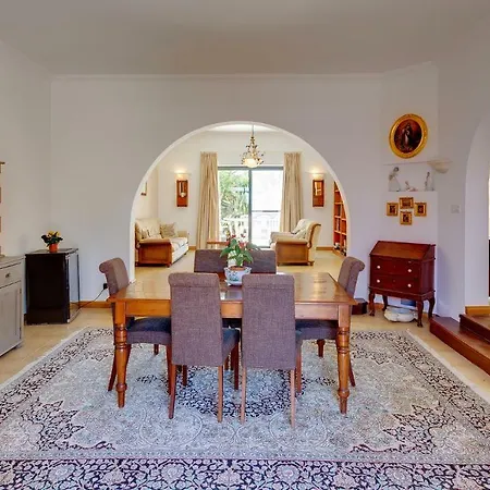Superlative 4 Bedroom With Private Pool *